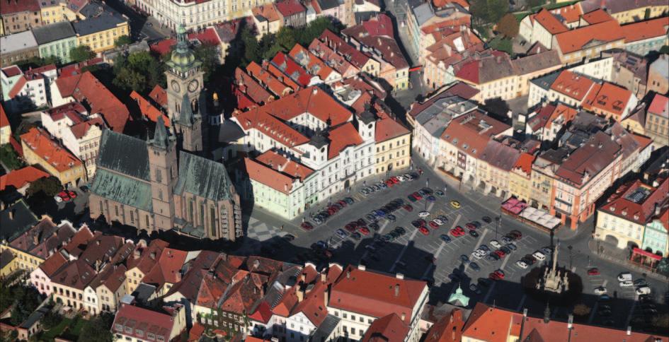 V roce 1225 se stal svobodným královským městem. Ve 14. století se Hradec stal věnným městem českých královen, a proto bylo později k jeho názvu přidáno slovo Králové.