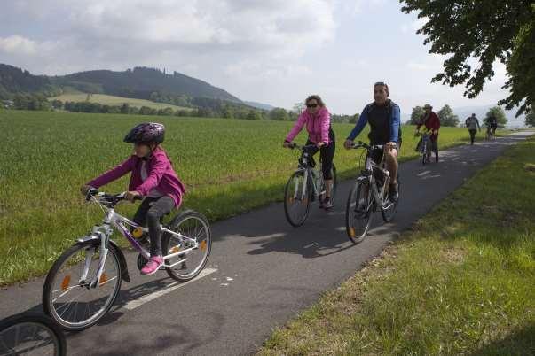 2. Cyklostezka Červená Voda Králíky Cílem výstavby této cyklostezky bylo zajištění bezpečnosti jak cyklistů a chodců, kteří se dopravují mezi obcí Červená Voda a městem Králíky do zaměstnání a do