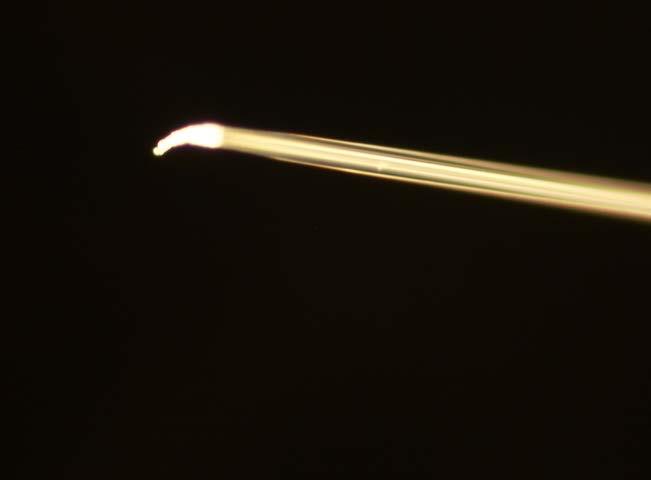 3. EXPERIMENTÁLNÍ ČÁST Duté optické vlákno Duté optické vlákno Boule na vlákně (a) 200 µm (b) 300 µm Obrázek 3.
