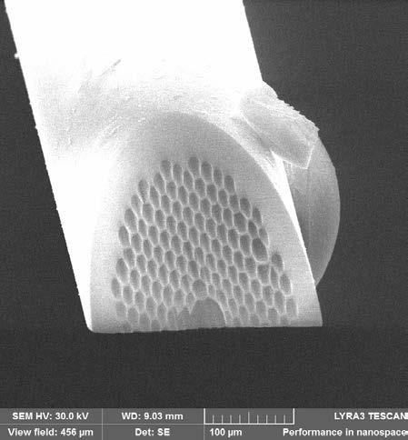 3.5. MĚŘENÍ SNOM S DUTÝM VLÁKNEM (a) 10 µm (b) 10 µm Obrázek 3.11: Vytvoření špičky seřezáním vlákna na průměr jádra ( 5 µm). Proces řezání probíhal ve dvou krocích.