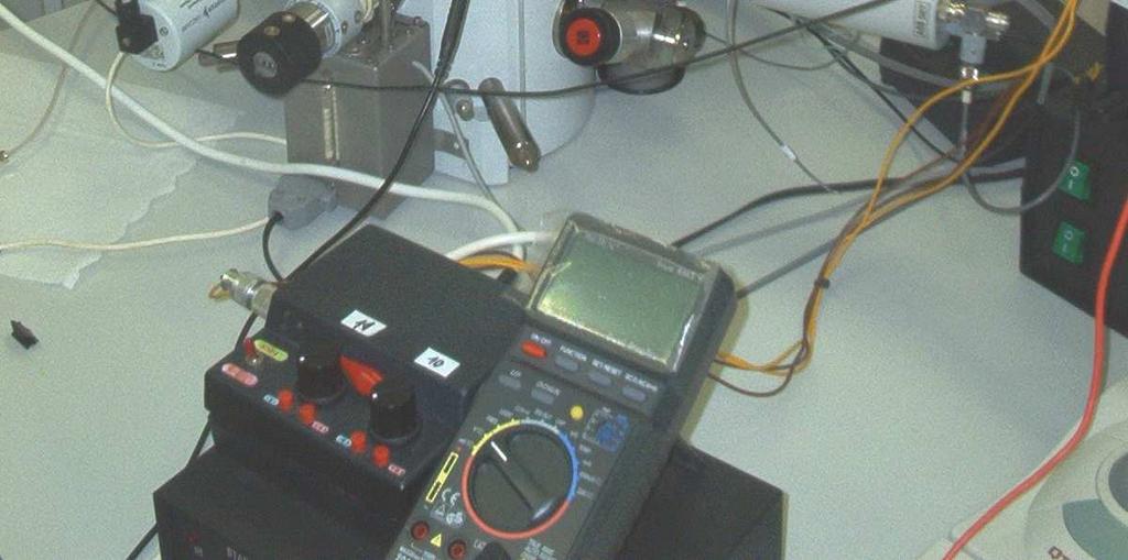 Součástí mikroskopu je zařízení pro chlazení vzorku do -30 C a zařízení pro připouštění vodních par a jejich regulaci v komoře vzorku v libovolném rozmezí tlaku.