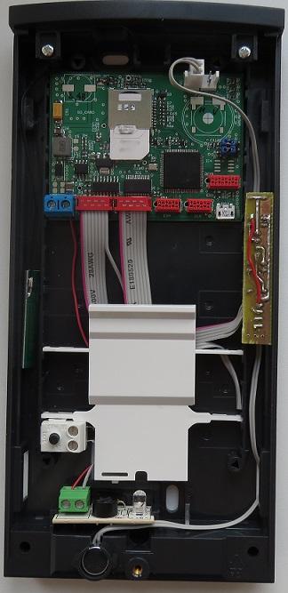 Zapojení GSM zvonku Zapojení je skutečně velmi jednoduché. Nejdříve vytáhněte nahoru pružný plast (stačí jej povytáhnout směrem vzhůru). Poté připojte 12 V na vstupy označené jako 12VDC.
