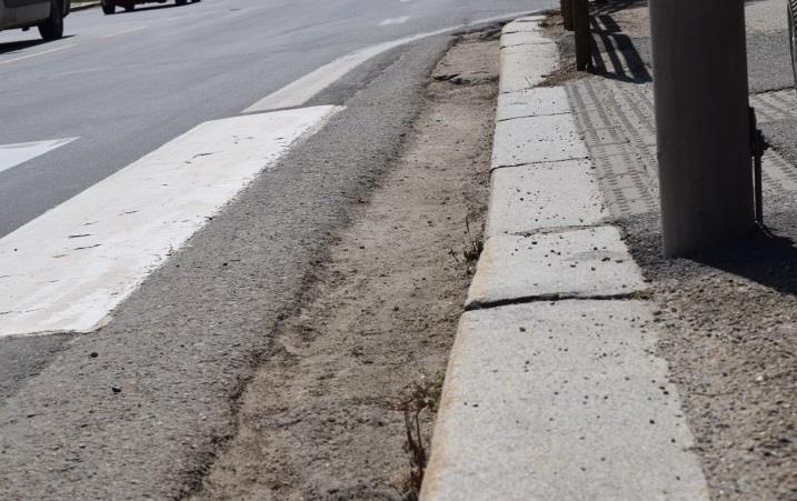 nevidomé Snížit obrubník. Lépe napojit přechod na chodník. Chodník opatřit signálním pásem.