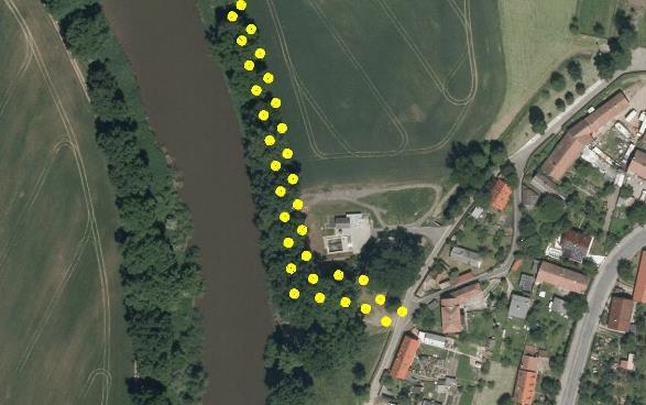 Plocha pokračuje podél Labe na vnější straně doprovodného převážně dubového stromořadí, tedy mimo kontakt s průtočným profilem Labe mezi břehy.