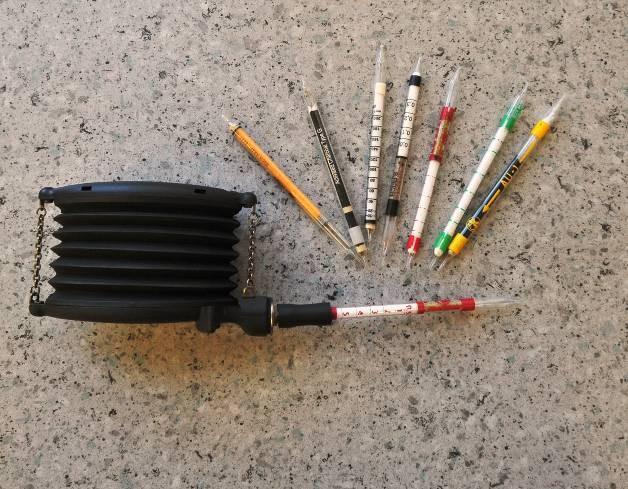 4.3 Detektor Universal 66 V dolech OKD se výhradně používají harmonické nasávače UNIVERZAL 66 (obrázek 6) nebo UNIVERZAL 86 o obsahu jednoho nasátí 100 ± 5 cm 3 s vyvíjeným nasávacím pod tlakem 23,3