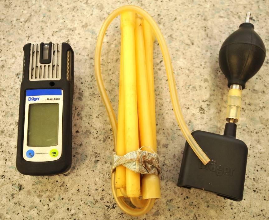 4.6 Kontinuální multifunkční analyzátor plynů Dräger X-am 5600 Tento malý a lehký (220 g) vážicí analyzátor (obrázek 9) je v současné době nejpoužívanějším v dolech OKD.