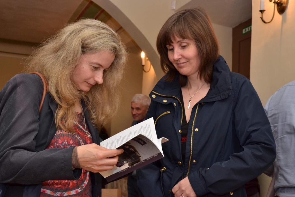 Ilona Pluhařová a Dana Beranová na křtu almanachu Řádky bez hranic.