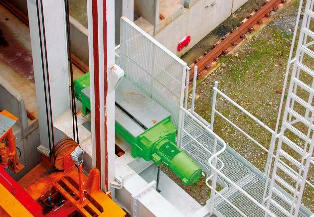 16 I 17 Lanový kladkostroj AS7 I Engineering Příklad 2 Lanový kladkostroj v zakladači regálového skladu Pro zakládání a vyvážení až 50 t těžkých na sebe naskládaných betonových výrobků v regálovém