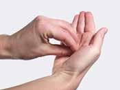 Tipy pro účinnou dezinfekci rukou: Dbejte na čisté, krátké, nenalakované nehty Nenoste žádné šperky Dostatečné množství dezinfekčního prostředku na ruce s obsahem