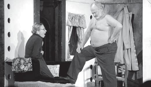 správn fiíz. Sympatickou dvojici protihráãû vytvofiili také Rudolf Hru ínsk (staãilo, kdyï se objevil ve dvefiích, a publikum propuklo v smích) s Danou Morávkovou.