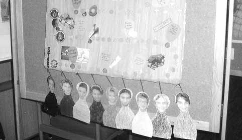 Krátce ke kolním akcím v závûru roku 2006 Ve 4.roãníku v tvarné soutûïe O nejkrásnûj í panenku KI- WANIS, které se zúãastnila dûvãata 6.-9.roã., jsme byli pozváni na její slavnostní vyhodnocení, které se konalo v prosinci v Biografu U Franti ka.