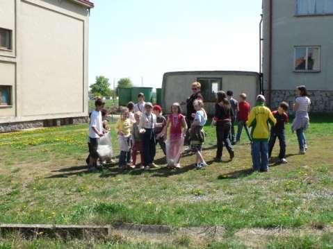 Poznávací výlet do přírody V pondělí 6. dubna odpoledne za krásného jarního počasí se skupinka ţáků ZŠ vypravila na výlet, aby přivítala probouzející se jaro.