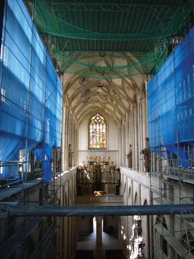 lecko-historický rozbor architektury, sochařské i malířské výzdoby, včetně analýzy autorství uměleckých artefaktů původní stavby i dostavby z 19.