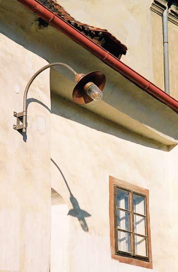 památkově chráněné stavby text: Hana Zachová foto: archiv autora Nové veřejné osvětlení v památkové zóně města Český Krumlov Plešivec Ing. akad. arch. Hana Zachová Absolventka ČVUT Fakulty architektury a Akademie výtvarných umění obor Architektura.