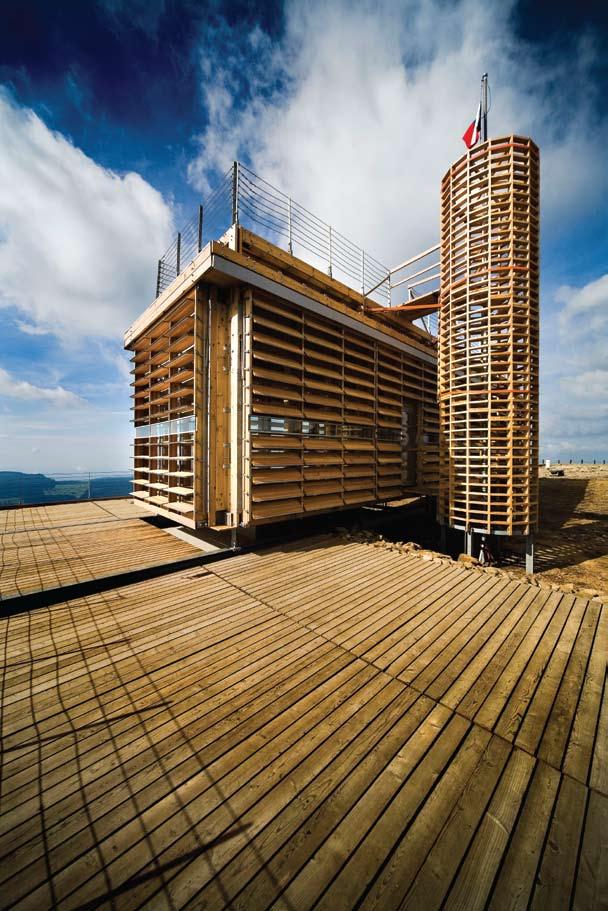 reportáž text: Petr Zázvorka foto: Tomáš Malý, Hoffman Rajniš Architekti české straně zbyla kromě bufetu na konečné stanici lanovky ještě provizorní dřevěná bouda poštovna (ve třicátých letech