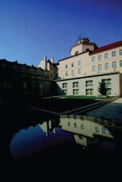 kostelem sv.