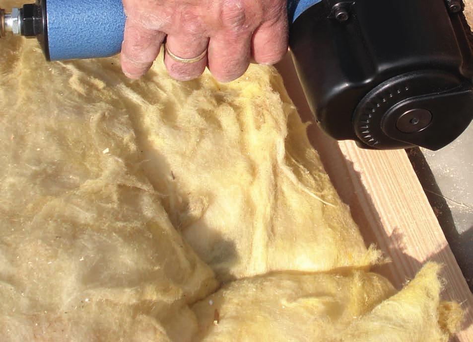 pro křížové spoje trámů Děrované desky a pásy k dodání v různých rozměrech z pozinkovaného ocelového plechu tloušťky 2 a 2,5 mm použití jako spojovací plech v konstrukci vazby Zavětrovací pásy k