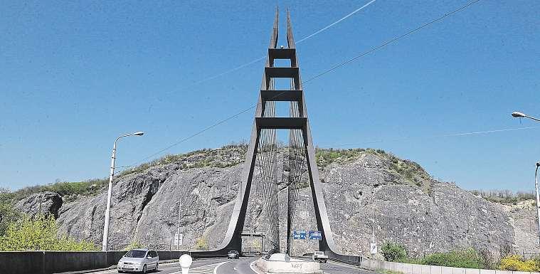 Dopravu ze Střekova by při velké vodě odvedl do výše ležících Dobětic. Zda je to vůbec možné, má prověřit studie, která bude hotová v září.