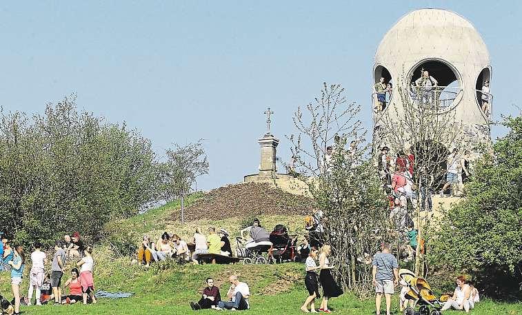 Tvar ale vzešel znápadu architektů zliberec- kého studia Mjölk ještě před Kaplického knihovnou, upozornila starostka Růžové Helena Křížková.