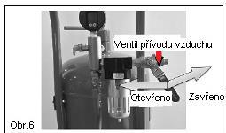 OBSLUHA PLNĚNÍ ZÁSOBNÍKU BRUSIVEM Ujistěte se, zda je brusivo suché, abyste zabránili ucpání tryskače. I když můžete brusivo použít opětovně, nezapomeňte, že se brusný materiál opotřebovává.