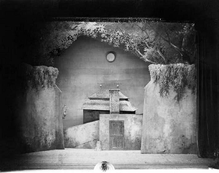 Výlety páně Broučkovy v Národním divadle v Praze (1920) scéna Karla Štapfera (cesta z Vikárky) Foto archiv ND v Praze 32 doplní operu ještě o Výlet pana Broučka do XV. století.