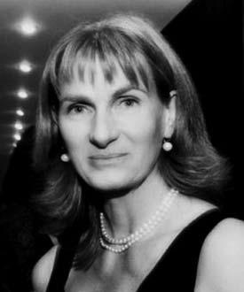 SIMONA RYBÁKOVÁ kostýmy Textilní a kostýmní výtvarnice Simona Rybáková studovala na Střední uměleckoprůmyslové škole a na Vysoké škole uměleckoprůmyslové v Praze, v ateliéru textilního výtvarnictví.