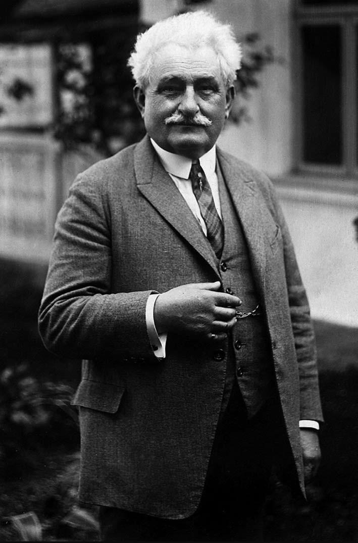 LEOŠ JANÁČEK (1854 1928) Leoš Janáček (1854 1928) 8 Hudební skladatel, pedagog, teoretik, folklorista, spisovatel, sbormistr, dirigent a organizátor hudebního života Leoš Janáček patří k