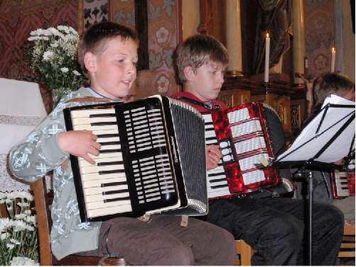 pokračovalo. Z Moravy k nám zavítala hudební škola osmnácti dětí se svým učitelem.