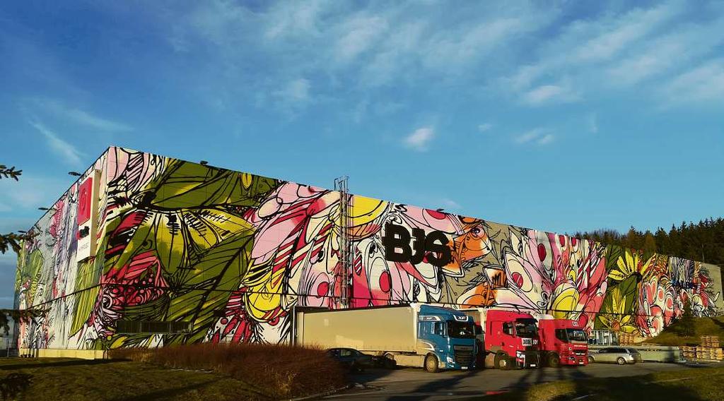 INZERCE Design budovy továrnybjs Czech na sjezdu 90. kilometru D1 vhumpolci nepřehlédnete.vbudověsvýraznýmgrafitti sídlí největší česká nábytkářská společnost.