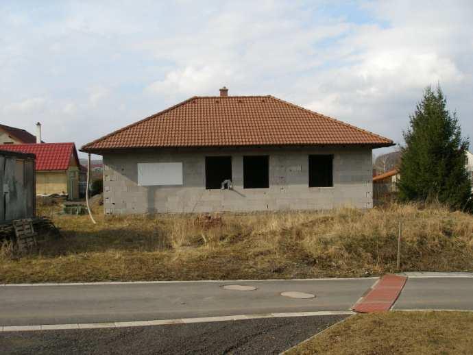 Městečko Trnávka, a to pozemku p.č. 416/10 ( orná půda ), jehož součástí je rozestavěná stavba rodinného domu, včetně příslušenství a včetně práv a závad s nemovitostmi spojenými.