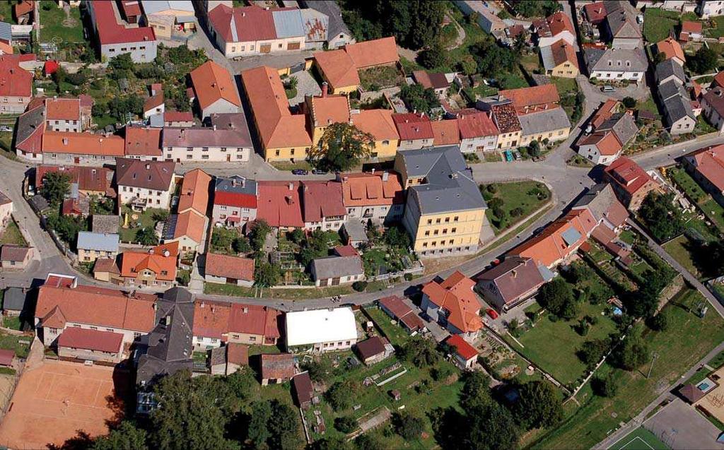 Komenského a Jeronýmova ulice, d íve tzv. Velký a Malý Pátek; 2008 (foto Lucie Prchalová) škola, popsaná pod názvem Brožův dům v následující kapitole. Témě na konci ulice, v domě čp.