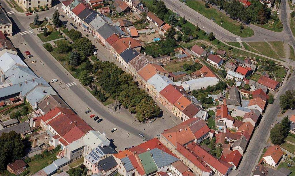 V pravé části snímku Varhánkova ulice a podél severní části Husova náměstí ulice Na Šancích; 2008 (foto Lucie Prchalová) Feltlova ulice. Nachází se podél zadních částí domů Židovského města.