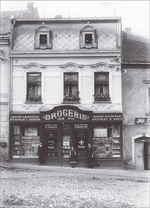 Pittnerův dům, stav okolo roku 1920 (archiv KZHP) Dům Antonína Pittnera, stav okolo roku 1910; po p estavbě po velkém ohni v roce 1909 (archiv Miluše Skočdopolové)