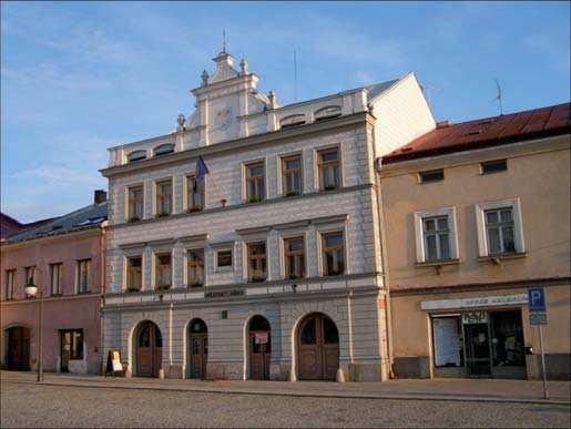 Roku 1899 byla do p ízemí umístěna Městská spo itelna, v prvním a druhém pat e byly, a dodnes jsou, kancelá e městské samosprávy.
