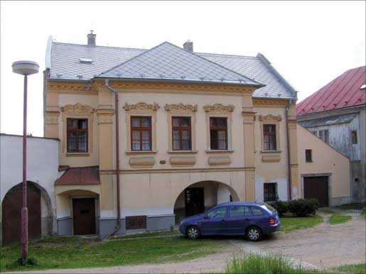 ubytovací pokoje (Hotel Culka), sloužící svým účelům až do 80. let 20. století. Z domu vyčnívají do boční Žižkovy ulice tzv. krakorce. Bělohlávkův dům, čp.