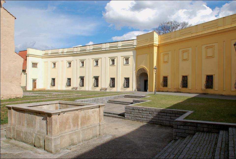 Druhé nádvo í zámku;