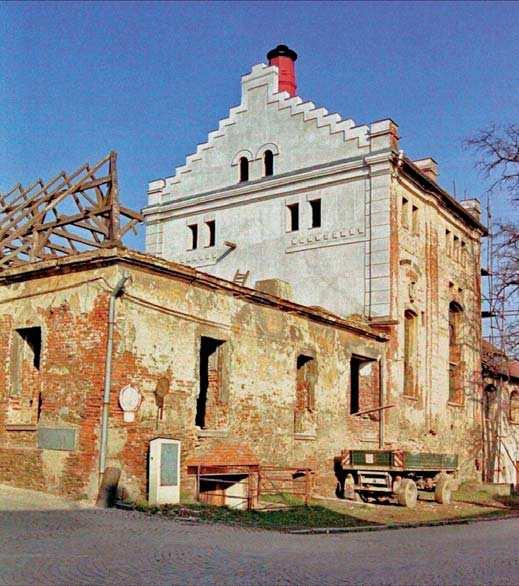V historickém jádru města se nachází několik desítek domů, z nichž mnohé mají i po p estavbě, která následovala po velkém ohni roku 1863, dochované stavební renesanční prvky z poloviny 16. století.
