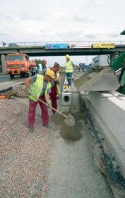 (obr. 7) Pomocí montážního zařízení přemístěte druhý prvek 60 cm nad projektovanou pozici. Pomalu spouštějte prvek směrem dolu. (obr.