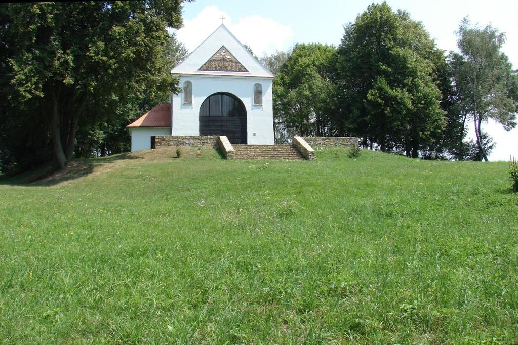 Třetí úsek (květnaté extenzivně obhospodařované louky) vede středem lokality po úbočí kopce. Probíhá zde sečení travních porostů s odvozem sena.