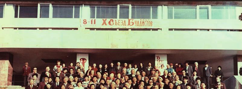 MANDALA A DĚJINY. BIDIJA D. DANDARON A BURJATSKÝ BUDDHISMUS Obr. 10 Společná fotografie delegátů, hostů a návštěvníků 10. sjezdu buddhistů Sovětského svazu, 8. 11. říjen 1990, archiv Alexandra I.