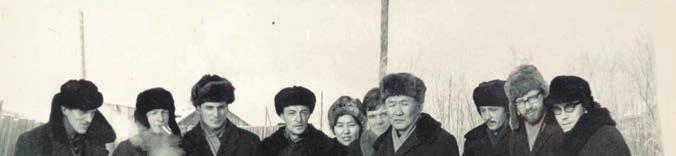 Obr. 24 Dandaronova družina v zimě 1971, zleva Vasilij Petrovič Repka, Mark Petrov, Viktor Šikovič Aranov, Alexandr Ivanovič Železnov, Naděžda Sanžimitypovna Munkina, Leonid Machov,