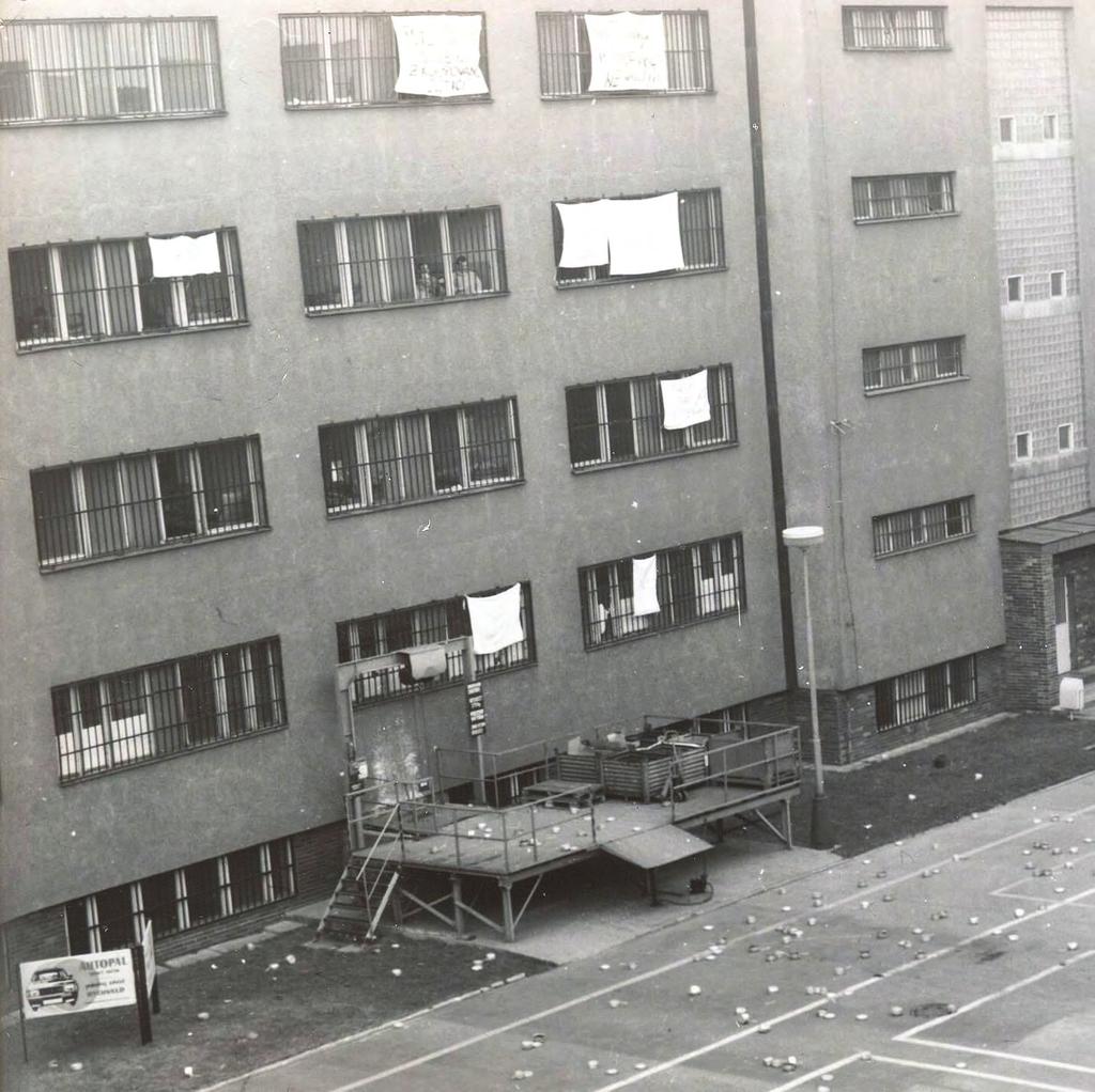 V souladu s tímto zákonem zařazovaly soudy odsouzené k výkonu trestu odnětí svobody do 3 nápravně výchovných skupin (NVS), kterým odpovídaly typy nápravně výchovných ústavů (NVÚ).