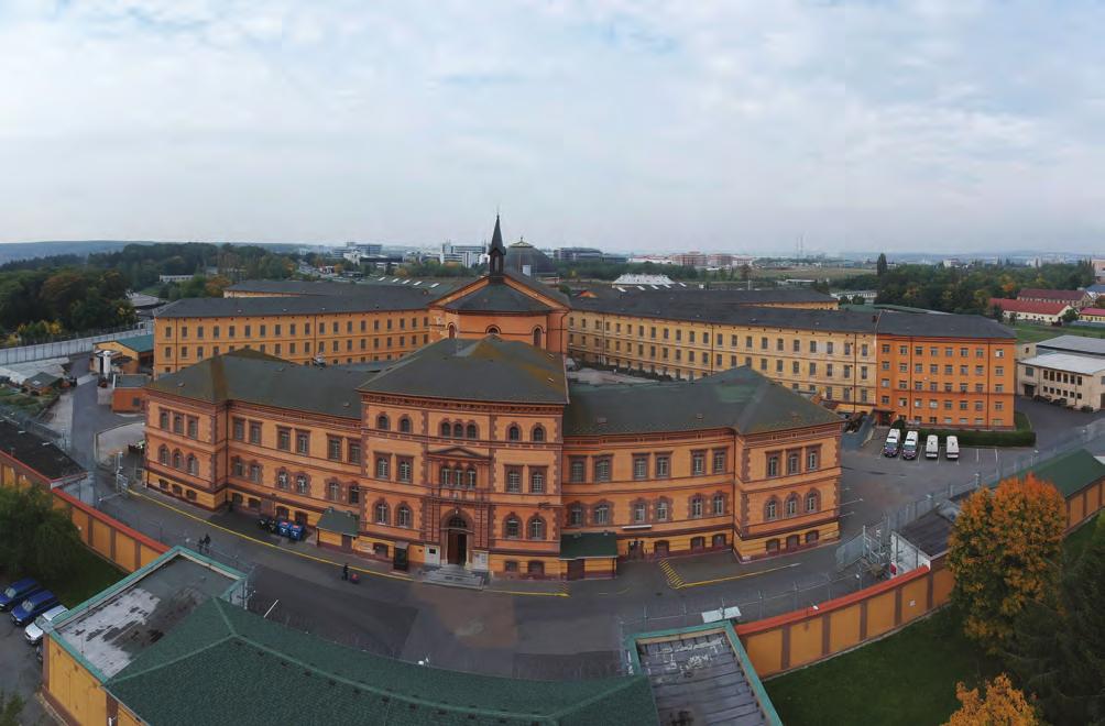 Plzeň Věznice Plzeň využívá objekt bývalého trestního ústavu pro muže, který byl postaven v letech 1874-1878 v lokalitě Na Borách podle anglického vzoru pro 850-915 trestanců.