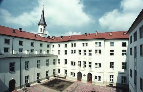 Celková kapacita byla stanovena na 838, a to včetně 80 míst pro odsouzené ve výkonu trestu s dozorem, kteří byli zařazováni na vnitřních pracovištích.