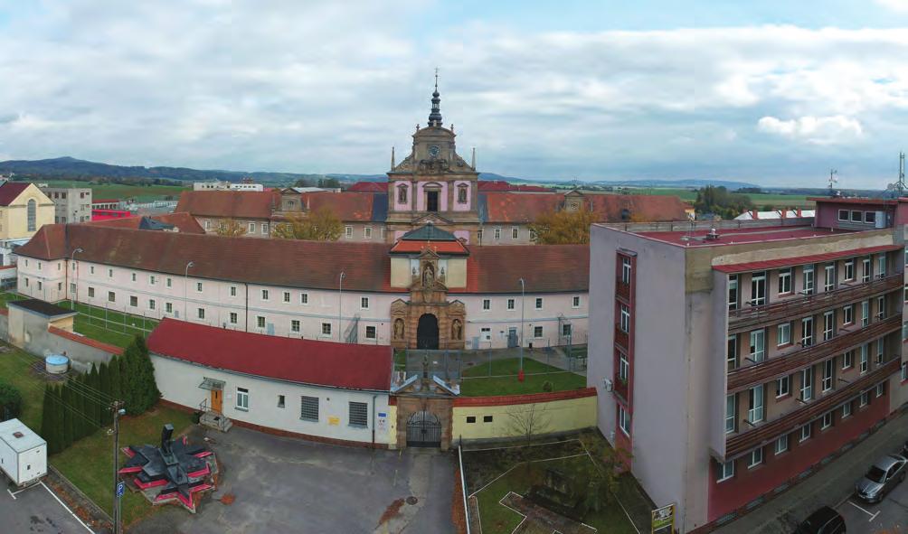 Valdice Věznice využívá historické objekty bývalého kartuziánského kláštera ze 17. století, ve kterém byl v roce 1857 zřízen trestní ústav pro muže.