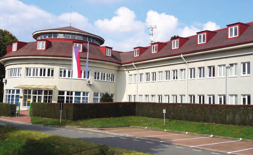 organizačně osamostatnila, avšak materiálně a personálně zůstala nadále závislá na školském zařízení MV.