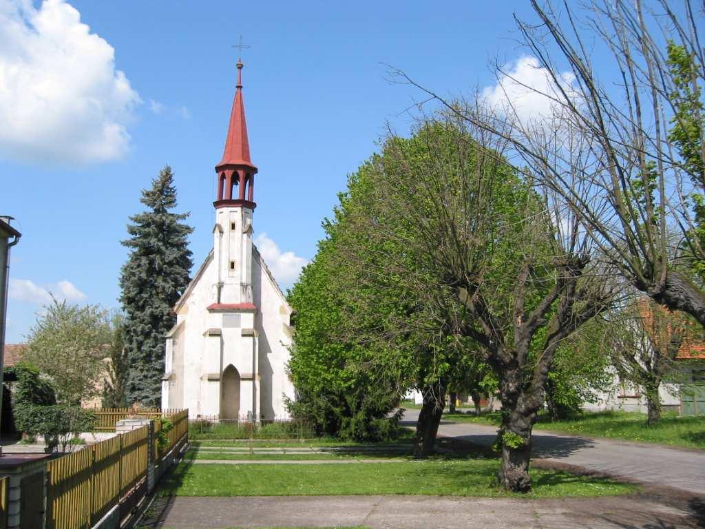 V sídle Prachovice jsou z místního hlediska historicky cenné: - zděná kaplička na návsi (pseudogotická) - křížek u čp. 10 - dům čp. 2 vč. vjezdové brány - domy čp.