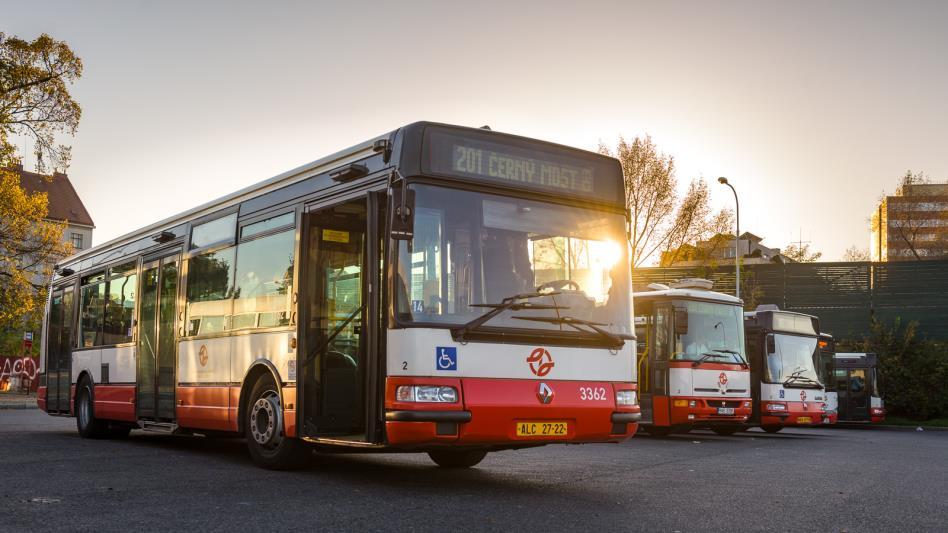 OBNOVA VOZOVÉHO PARKU AUTOBUSŮ Klíčovou strategickou prioritou je zajistit kontinuální obnovu vozového parku autobusů a to jak standardních tak i kloubových.