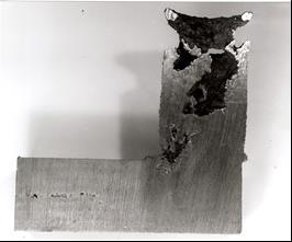 Obr. 46 Schématické znázornění staženiny zasahující do odlitku Obr. 47 Staženiny zasahující z nálitku do odlitku z oceli.