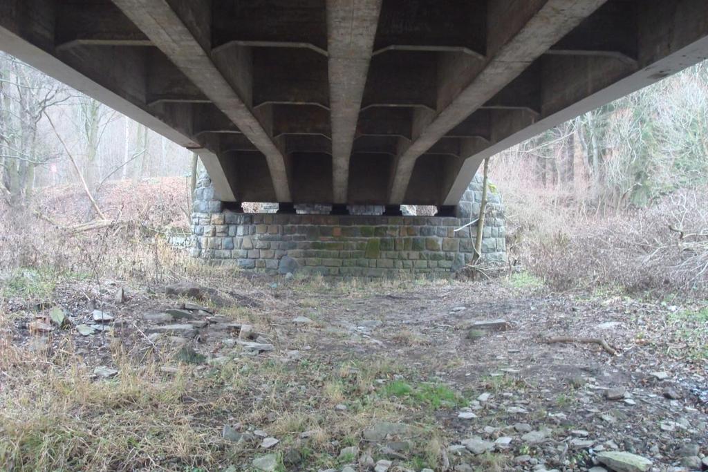 vzdálenostech 3,87 m v krajních polích, 3,25 m v poli středním, 2 ks koncových příčníků 400 x 1350 mm a 2 ks příčníků nad podpěrami 500 x 2050 mm (Obr. 2).